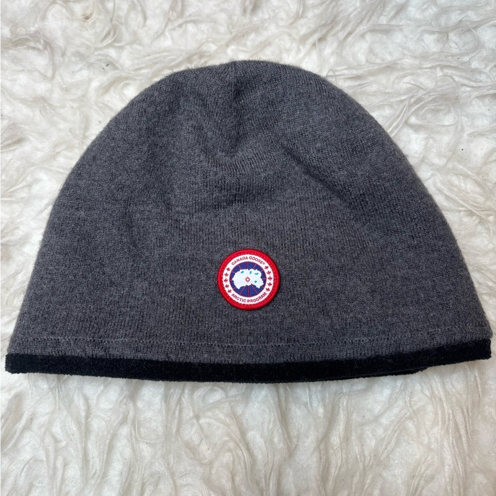 Canada Goose Men's Grey Knit Beanie with Logo Patch - Picture 3 of 16